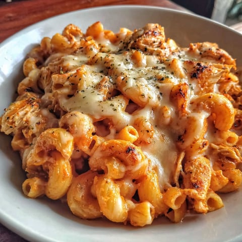 A plate of chicken parmesan mac and cheese.